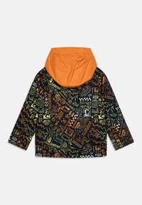 Giacca nera con cappuccio arancione vivace, caratterizzata da motivi astratti in verde, arancione e bianco, realizzata in materiale leggero. Maniche lunghe.