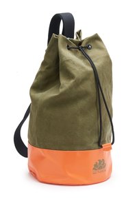 Zaino in tela verde con fondo impermeabile arancione, chiusura a coulisse e manico nero; presenta il logo nell'angolo in basso.