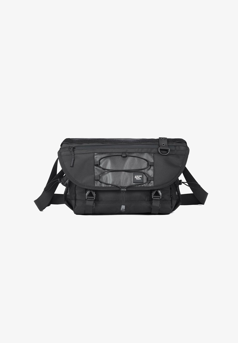 Borsa a tracolla nera realizzata in nylon resistente, con chiusura a patta, tracolla regolabile e tasca esterna in rete con cordoncino.