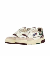 Sneaker bianche e beige realizzate in suede e pelle. Presentano dettagli verde e bordeaux, suola texturizzata e un marchio in evidenza.