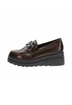 Mocassino in pelle lucida marrone scuro con suola nera spessa e fibbia decorativa nera e argento sulla parte superiore.