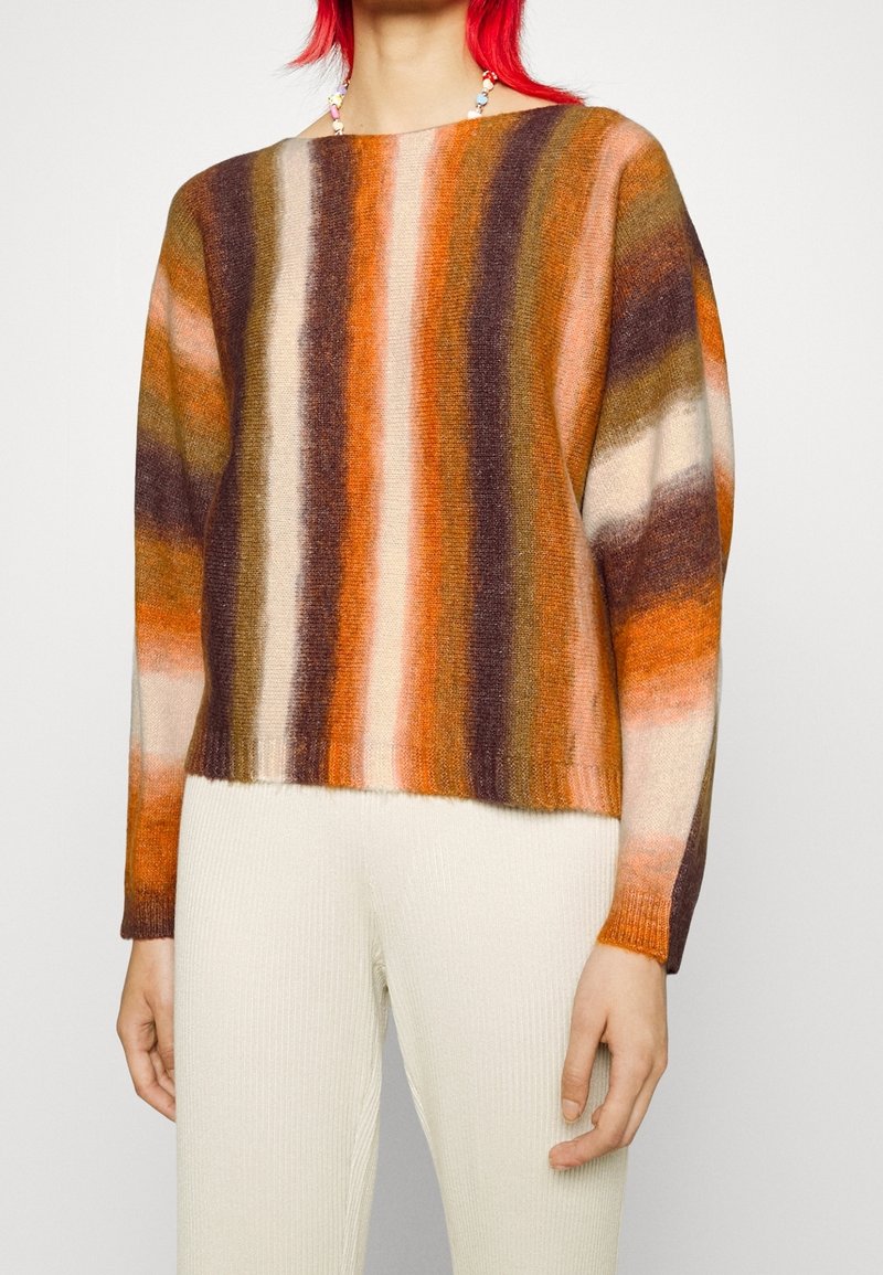 Pull rayé multicolore présentant des teintes d'orange, marron et crème. Texture tricotée avec un large col bateau et des poignets côtelés.