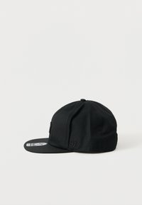 Μαύρο καπέλο μπέιζμπολ με επίπεδη γείσο, υφασμάτινη ετικέτα με λογότυπο, οπές αερισμού και υλικό από βαμβακερό μείγμα με υφή.