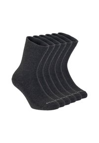 Sześć par gładkich, ciemnoszarych skarpetek do kostek starannie ułożonych obok siebie na białym tle.