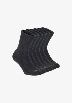 Seis pares de calcetines de tobillo lisos de color gris oscuro alineados de manera ordenada uno al lado del otro sobre un fondo blanco.