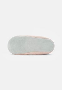 Skoled med en slät, ljusrosa mocka utsida och en kontrasterande mjuk grön texturerad foder. Rundad form med en ren finish.
