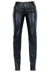 Zwarte leren broek met een slim fit, zichtbare stiksels en een drukknoopsluiting. Stevige textuur met ritsaccenten bij de enkels.