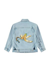 Giacca di jeans azzurro chiaro con un grande design giallo di banana sul retro e testo lungo la manica. Collo classico e chiusura con bottoni.