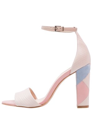 Beżowe sandały na wysokim obcasie z teksturowanymi paskami, otwartym czubkiem i paskiem wokół kostki. Obcas blokowy ozdobiony pastelowym, różowym, niebieskim i beżowym wzorem geometrycznym.