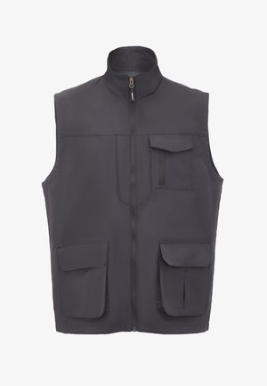 Šedá bezrukávová vesta vyrobená z lehkého materiálu, s vysokým límcem, předním zipem a několika vpředu s klopami.