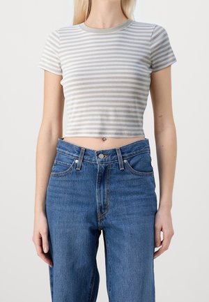 Gestreept, kort T-shirt in lichtgrijs en beige, gemaakt van zachte stof, gecombineerd met een hoge taille blauwe spijkerbroek met klassieke denimtextuur.