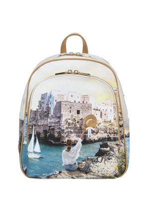 Zaino con un paesaggio marittimo che ritrae una donna con un cappello di paglia, decorato da una combinazione di colori blu e bianco con dettagli in oro sulla cerniera.