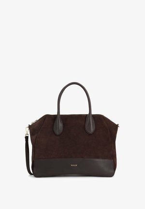 Hnedá semišová kabelka s tmavými koženými akcentmi, dvojitými hornými držadlami a odnímateľným ramenným popruhom; má zipsové uzatváranie a zlaté logo.