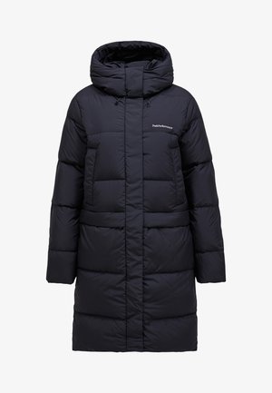 Cappotto imbottito nero con cappuccio, caratterizzato da sezioni trapuntate, tasche frontali e vita cinch. Realizzato in un materiale leggero e isolante.