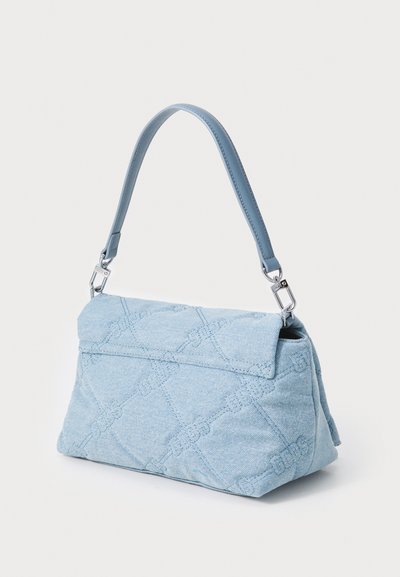 Lichtblauwe denim handtas met een gequilt patroon, platte bovenklep en een gladde leren handgreep. Voorzien van hardware in zilverkleur voor bevestiging.