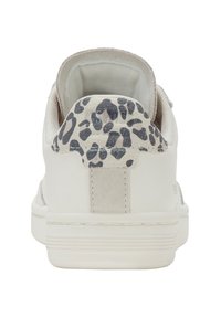 Baskets blanches avec un talon beige texturé, orné d'un imprimé léopard gris. Le design comprend un devant lisse et une semelle légèrement striée.