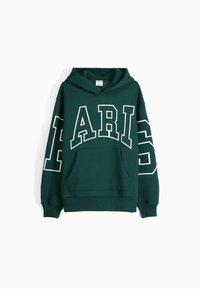 Felpa verde con cappuccio con la scritta "PARIS" in bianco sulla parte anteriore e grandi numeri bianchi sulla manica. Dotata di una tasca frontale.