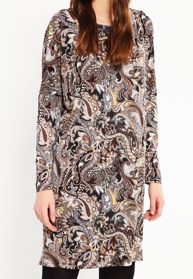 Długa tunika z długim rękawem w wzór paisley w odcieniach brązu, złota i czerni. Wykonana z miękkiego materiału o luźnym kroju i okrągłym dekolcie.