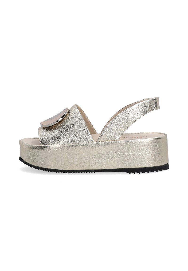 Metallic gold Plattform-Sandalen mit einem kreisförmigen silbernen Akzent, offener Zehenbereich und Slingback-Riemen; strukturierte Oberseite auf einer schwarzen, genoppten Sohle.