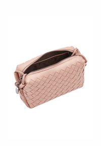 Vævet l�æder clutch i blød pink med lynlås, der har en afrundet form og diskret sølvhardware detalje. Indvendigt foret med mørkt stof.