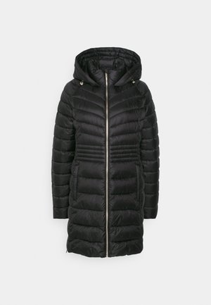 Giacca a vento nera con cappuccio, dotata di texture a zigzag trapuntata, zip frontale e tasche laterali. Design leggero e isolato.