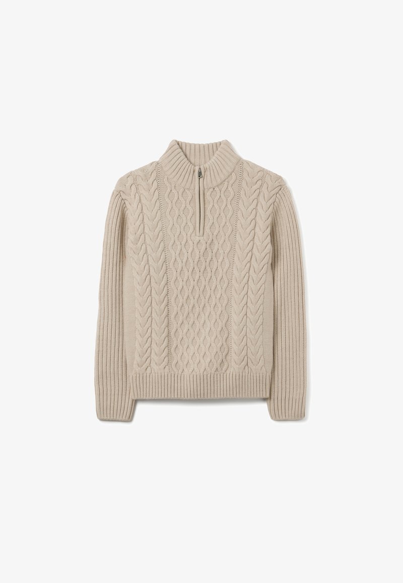 Maglione lavorato a maglia beige con colletto alto e zip a quarto. Presenta motivi a treccia testurizzati sul davanti e bordo e polsini a costine.