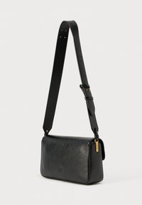 Μαύρη δερμάτινη τσάντα ώμου με υφή στην επιφάνεια, ορθογώνιο σχήμα, ρυθμιζόμενο λουράκι και χρυσές μεταλλικές λεπτομέρειες. Μινιμαλιστικός σχεδιασμός.