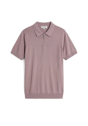 Polo a maniche corte color malva con collo con zip e logo ricamato discreto sul petto, polsini e orlo a coste, distesa su sfondo bianco.