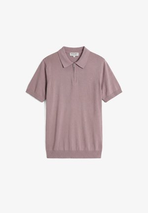 Mauve polo met korte mouwen met ritssluiting bij de kraag en subtiel geborduurd logo op de borst, geribbelde boorden en zoom, plat gelegd op een witte achtergrond.