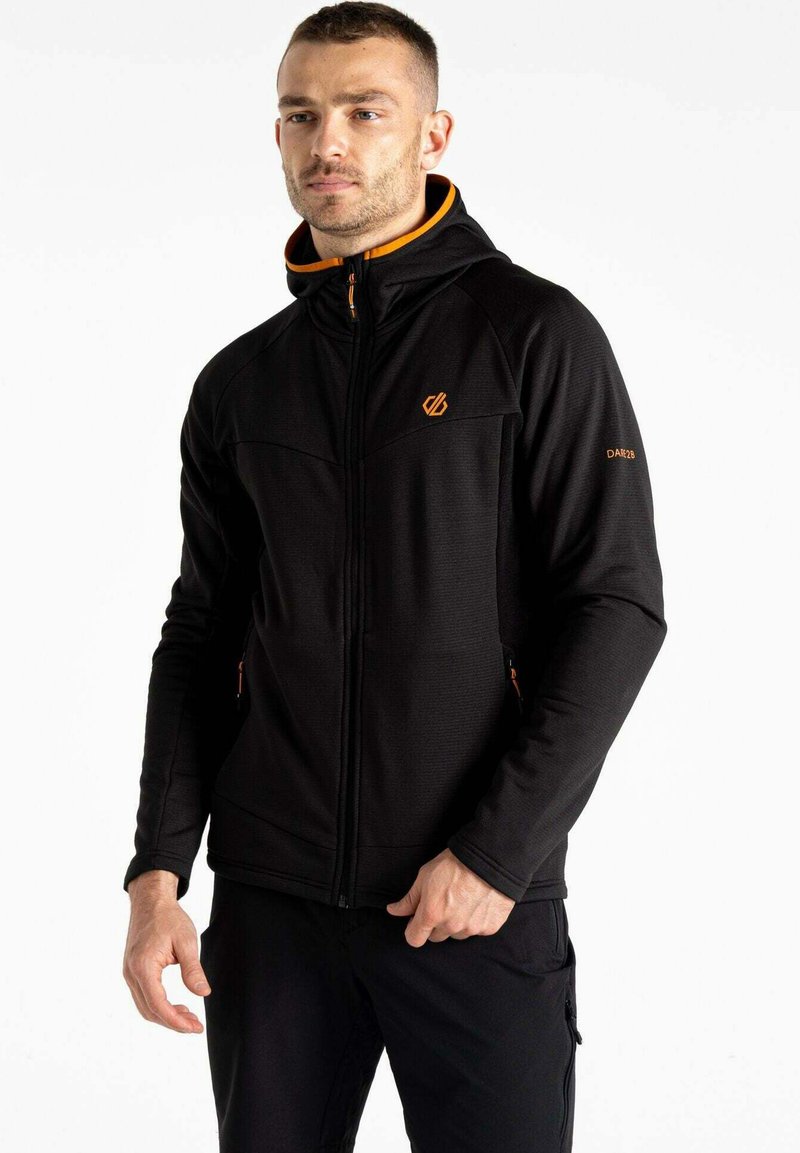 Schwarze Jacke mit Reißverschluss in taillierter Form, ausgestattet mit einer orangefarbenen Kapuze und Akzenten, strukturierter Stoff sowie Reißverschlusstaschen.