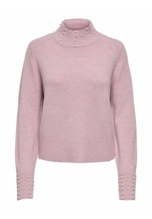 Světle růžový pletený svetr s vysokým límcem, zdobený perlovými detaily na výstřihu a podél rukávů, s žebrovaným lemem a manžetami.