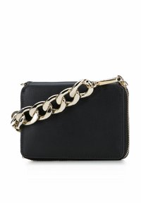Portefeuille en cuir noir avec une bandoulière en chaîne dorée, de forme rectangulaire, fermeture éclair, et surface texturée. Présente un accent en matériel doré bien visible.