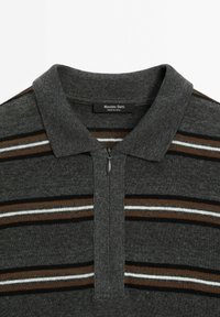 Graues Poloshirt mit einem Reißverschluss, das horizontale Streifen in Braun und Weiß aufweist. Der Stoff ist weich mit einer feinen Textur. Markenlabel sichtbar.