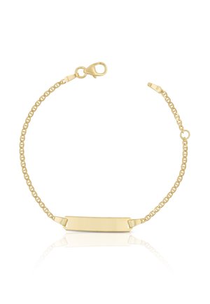 Feines goldfarbenes Kettenarmband mit einer glatten rechteckigen ID-Platte und Karabinerverschluss vor einem weißen Hintergrund.