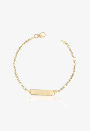 Feines goldfarbenes Kettenarmband mit einer glatten rechteckigen ID-Platte und Karabinerverschluss vor einem weißen Hintergrund.
