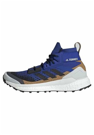Wysokie buty turystyczne Adidas Terrex w kolorze niebieskim, czarnym, brązowym i białym z teksturowaną podeszwą i sznurowaniem.