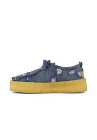 Jeans slip-on skor med slitstarkt blått tyg, gul fluffig sula och blå snören. Har en texturerad yta och subtil logotypdetalj.
