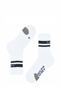 Calcetines tobilleros blancos con acentos grises en el talón y la punta, rayas en azul marino y estampado de marca. El material parece transpirable y texturizado. Tamaño indicado.