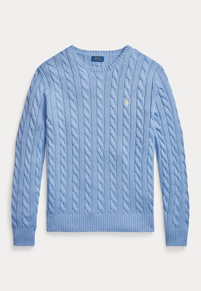 Svetlomodrý sveter s vrkočovým vzorom, okrúhlym výstrihom a dlhými rukávmi, s malým žltým vyšívaným logom Polo Ralph Lauren na hrudi.