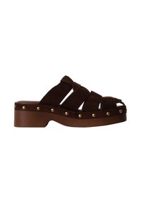 Sandale mule en suède marron à bout ouvert avec talon épais et ornements de clous dorés le long du bord de la semelle.