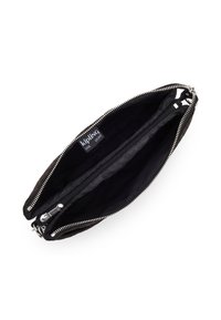 Svart zippered clutch-väska med två fack, mjukt tyginsida och metallbeslag med en blank yta. Varumärkesetikett synlig inuti.