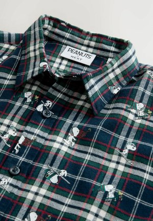 Camicia a quadri verde scuro, blu navy e bianca con piccoli personaggi Snoopy e Woodstock che indossano cappelli invernali stampati sul tessuto.