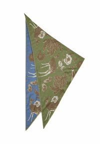 Serviette en tissu avec un côté vert orné de motifs floraux et de cerfs marron, et un côté bleu uni. Forme triangulaire, bords ourlés.