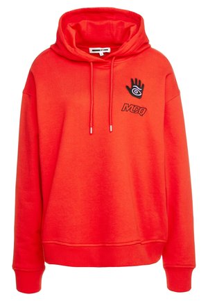 Kirkkaanpunainen huppari nyörillä, jossa musta käsi- ja silmäkuvio sekä "MCQ"-teksti rinnassa.