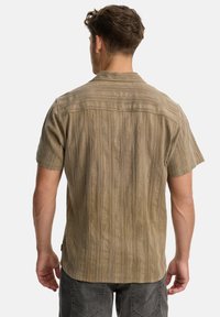 Korte mouwen shirt gemaakt van gebreide beige stof met verticale strepen, met een simpele kraag en een ontspannen pasvorm.