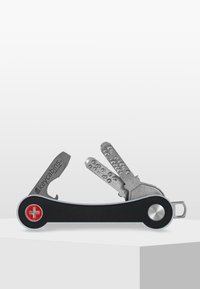 Zwitserse zakmes met een zwart plastic handvat, zilveren metalen gereedschappen, waaronder een mes, schroevendraaier en een sleutelhangerbevestiging.