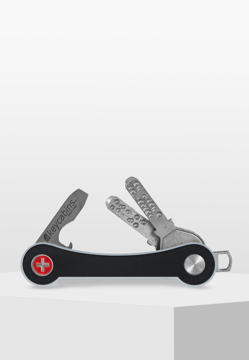 Zwitserse zakmes met een zwart plastic handvat, zilveren metalen gereedschappen, waaronder een mes, schroevendraaier en een sleutelhangerbevestiging.