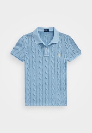 Lyseblå kortærmet kabelstrikket polo med krave, to-knaps lukning og gul broderet logo på brystet.