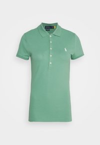 Grön slim-fit polo skjorta med korta ärmar, knappslå, krage och vit broderad logotyp på vänster bröst.