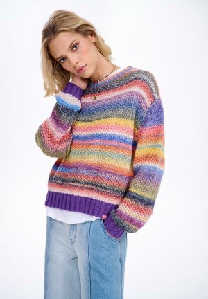 Wielokolorowy sweter wykonany na drutach, z poziomymi paskami w odcieniach różu, żółci, zieleni i niebieskiego, z fioletowym ściągaczem na dole i mankietach.